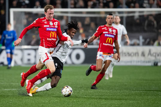 Degerfors Adam Carlén och Örebros Rickard Emeka Friday