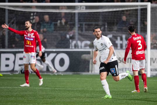 Örebros Agon Mehmeti jublar