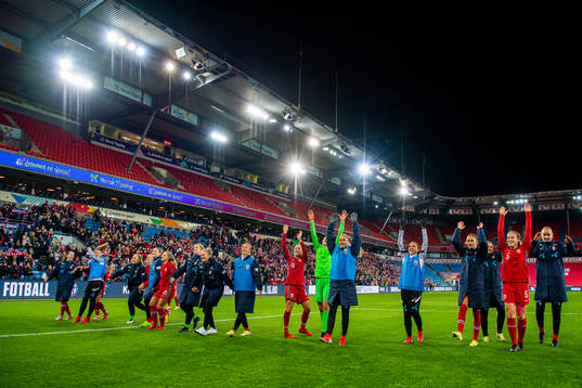 Guro Reiten, Maria Olsvik, Heidi Ellingsen, Caroline Graham Hansen, Julie Blakstad, Emilie Bragstad and players of Norway celebrate
