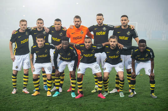 s spelare ställer upp för en lagbild