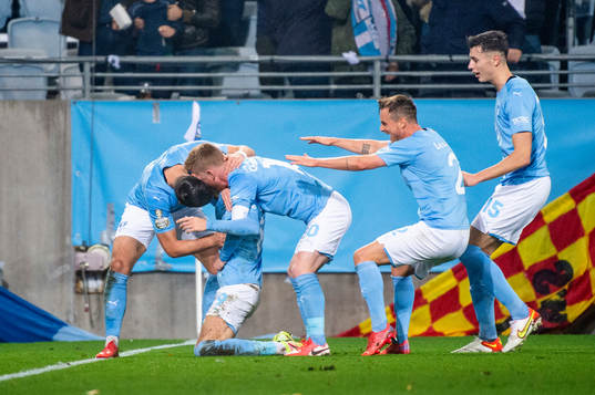 Malmö FFs Veljko Birmancevic jublar efter 1-0 tillsammans med Antonio Colak, Anders Christiansen, Eric Larsson och Anel Ahmedhodzic