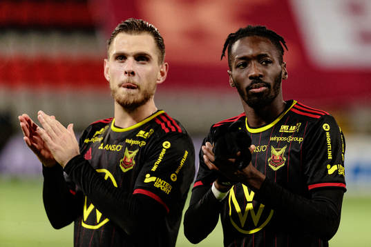 Östersunds Charlie Colkett och Blair Turgott tackar