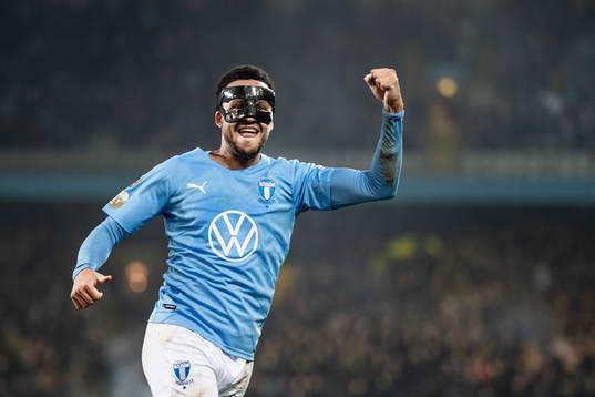 Malmö FFs Martin Olsson jublar efter 1-0 av Veljko Birmancevic (ej i bild)