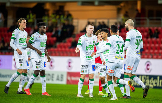 Varbergs Anton Liljenbäck jublar med lagkamrater efter 2-1