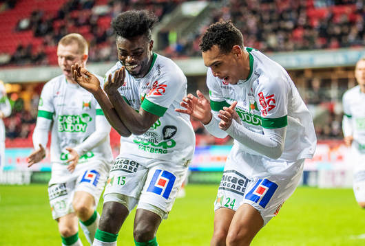 Varbergs Ryan Moon jublar efter 2-2 med Gideon Mensah