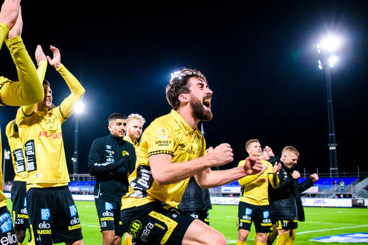 Elfsborgs Frederik Holst jublar med lagkamrater