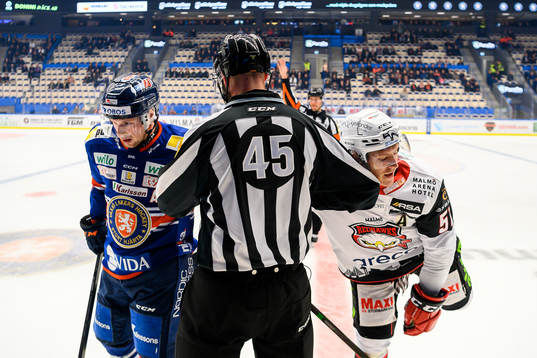 Linjedomare Niclas Westman går mellan Växjös Martin