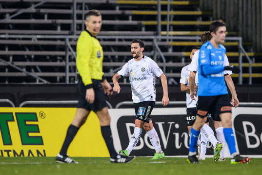 Örebros Agon Mehmeti jublar