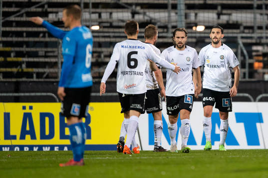 Örebros Agon Mehmeti jublar