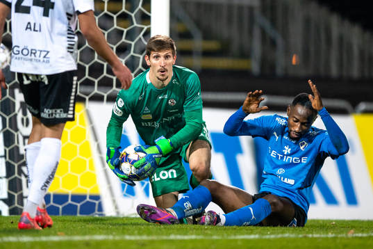Örebros målvakt Bobby Allain och Halmstads Sadat Karim