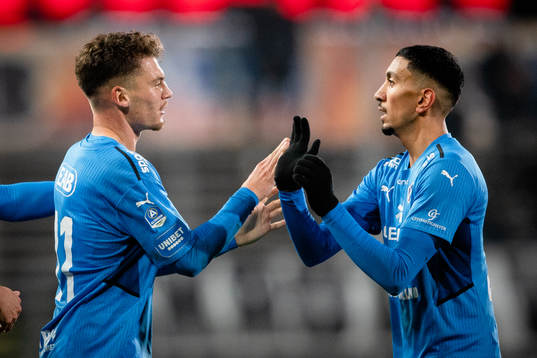 Halmstads Samuel Kroon jublar med Amir Al-Ammari efter 1-0