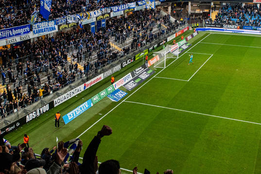 IFK Göteborgs målvakt Giannis Anestis jublar mot fansen