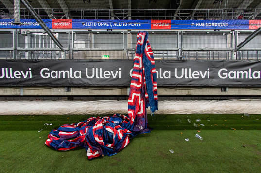 En banderoll från djurgårdsklacken hänger från läktaren