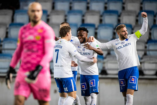 IFK Norrköpings Samuel Adegbenro jublar med lagkamrater
