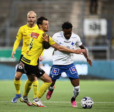 Mjällbys Max Watson och IFK Norrköpings Samuel Adegbenro