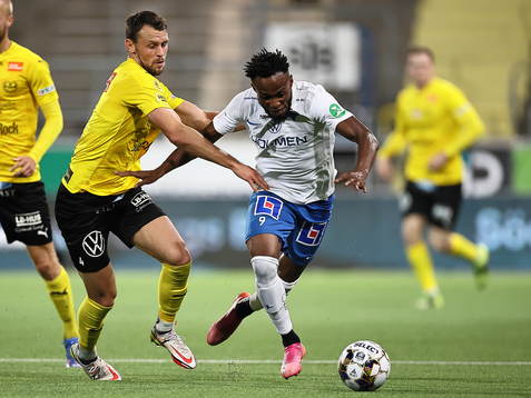 Mjällbys Max Watson och IFK Norrköpings Samuel Adegbenro