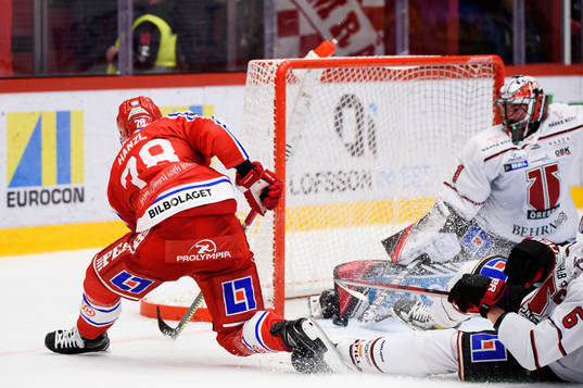 Timrås Robin Hanzl oroar framför Örebros målvakt Jhonas