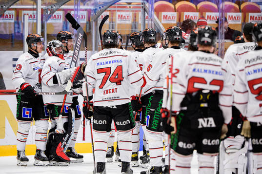 Örebros spelare jublar med målvakt Jhonas Enroth