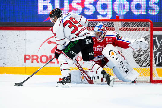 Örebros Joel Mustonen och Timrås målvakt Sami Rajaniemi