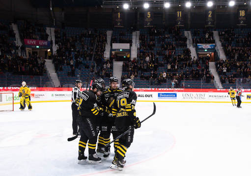 s Christian Sandberg jublar med lagkamrater