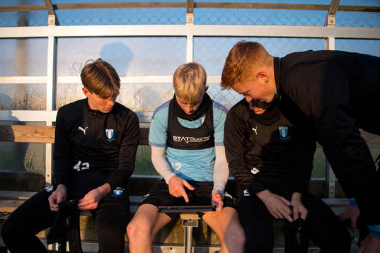 Melker Widell kollar statistik på en ipad