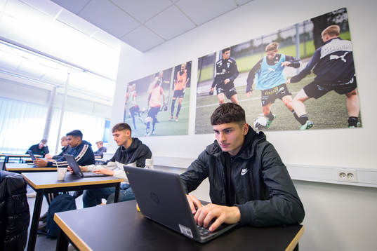 Adrian Neziri och Josef Al-Imam går andra året på Malmö Idrottsgymnasium och är spelare i Malmö FFs P19 lag som spelar i UEFA Youth League den 29 oktober 2021 i Malmö. 