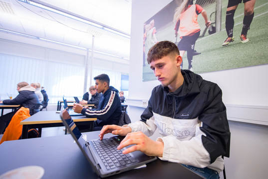 Josef Al-Imam går andra året på Malmö Idrottsgymnasium och är spelare i Malmö FFs P19 lag som spelar i UEFA Youth League den 29 oktober 2021 i Malmö. 