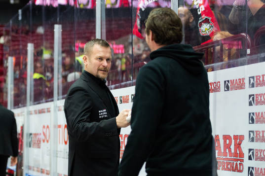 Malmö Redhawks tränare Joakim Fagervall jublar