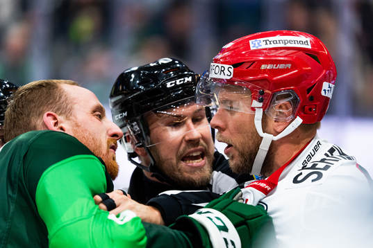 Linjedomare Peter Almerstedt mellan Färjestads Pontus