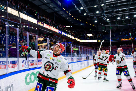 Frölundas Joel Lundqvist jublar med lagkamrater