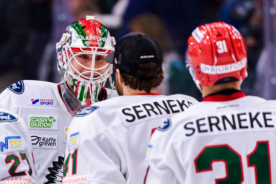 Frölundas målvakt Matthew Tomkins jublar med lagkamrater