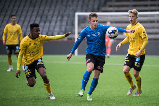 Halmstads Jonathan Wadensten i kamp med Elfsborgs Mohamed Adam och Filip Persson