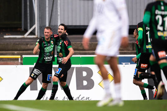 Varbergs Luke le Roux och Oliver Stanisic jublar