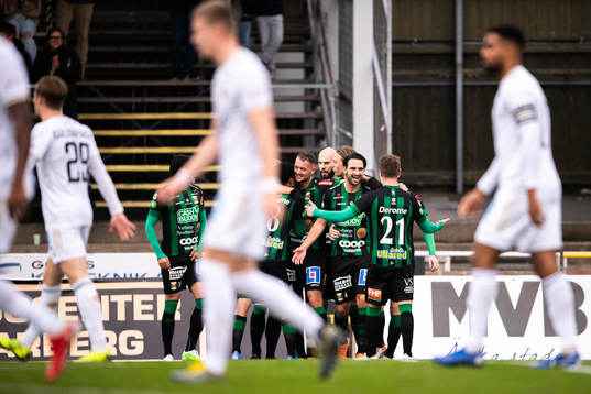 Varbergs Oliver Stanisic jublar med lagkamrater
