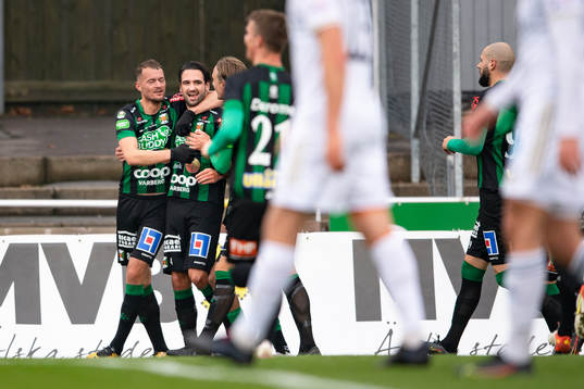 Varbergs Oliver Stanisic jublar med laget