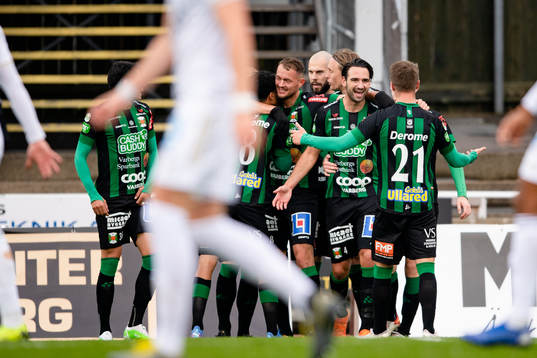 Varbergs Oliver Stanisic jublar med laget