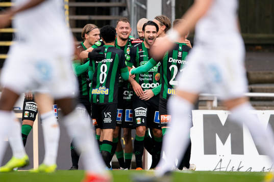 Varbergs Oliver Stanisic jublar med laget