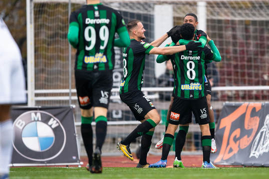Varbergs spelare jublar efter 2-0 av Tashreeq Matthews