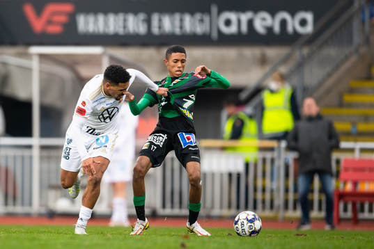 Östersunds Marco Weymans och Varbergs Tashreeq Matthews