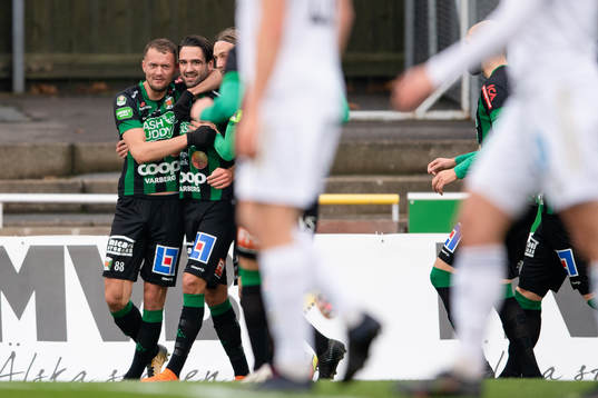 Varbergs Oliver Stanisic jublar efter 1-0 med Albert Ejupi (v)