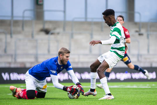 Örgrytes målvakt Fredrik Andersson och Västerås Taha