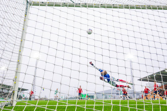 Västerås med ett skott i ribban bakom Örgrytes målvakt