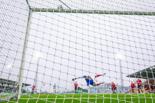 Västerås med ett skott i ribban bakom Örgrytes målvakt