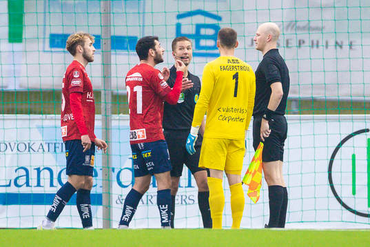 Örgrytes Anel Rashkaj och Västerås målvakt Anton