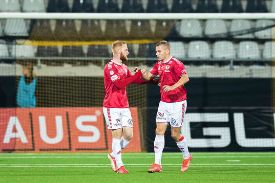 Kalmars Nils Fröling och Sebastian Ring jublar efter 0-2