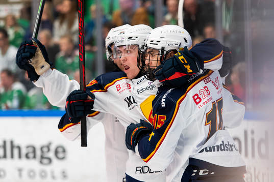 Djurgårdens Liam Öhgren (h) jublar med lagkamrater