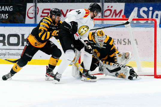 Brynäs Oscar Eklind och Skellefteås målvakt Gustaf