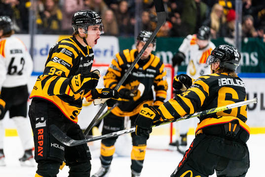 Skellefteås Linus Karlsson (h) jublar