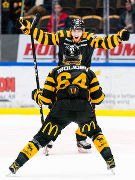 Skellefteås Jonathan Pudas och Jonathan Johnson jublar