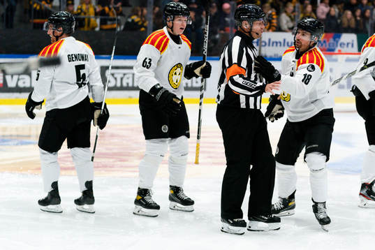 Brynäs Anton Rödin pratar med domare Sören Persson